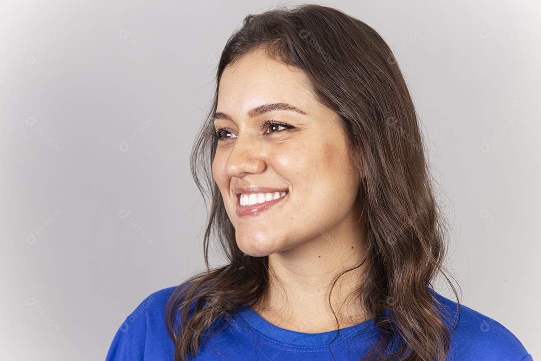 Linda jovem mulher vestida com moletom azul.