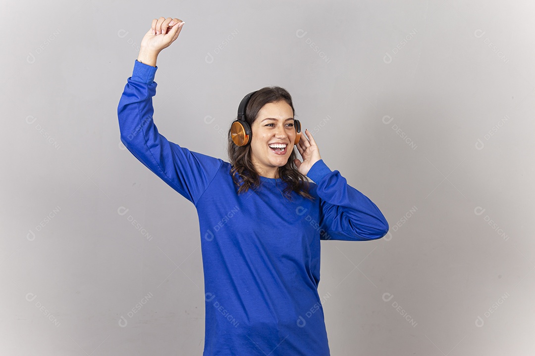 Linda jovem mulher vestida com moletom azul usando fone de ouvido.