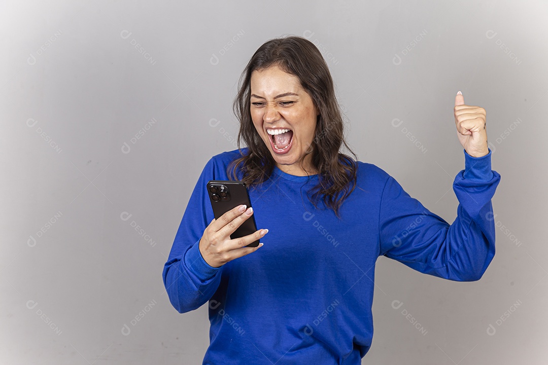 Linda mulher sorridente com celular na mão vestida com moletom azul.