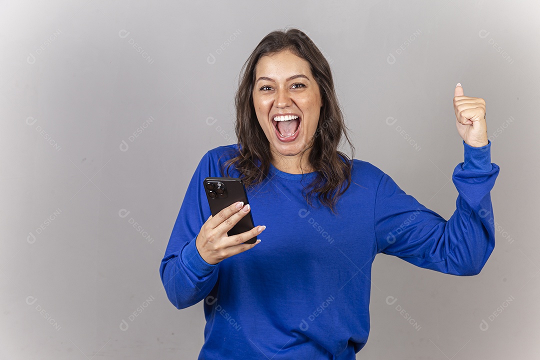 Sorridente jovem mulher vestida com moletom azul.
