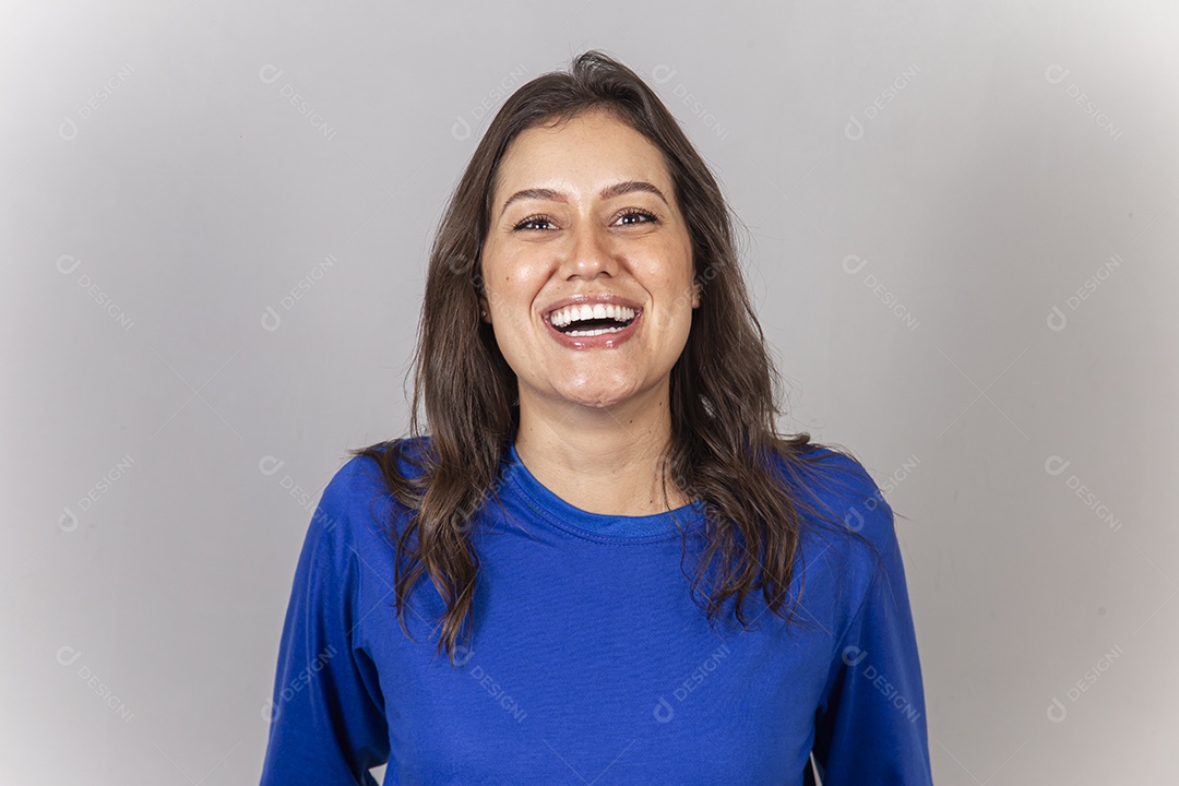 Sorridente jovem mulher vestida com moletom azul.