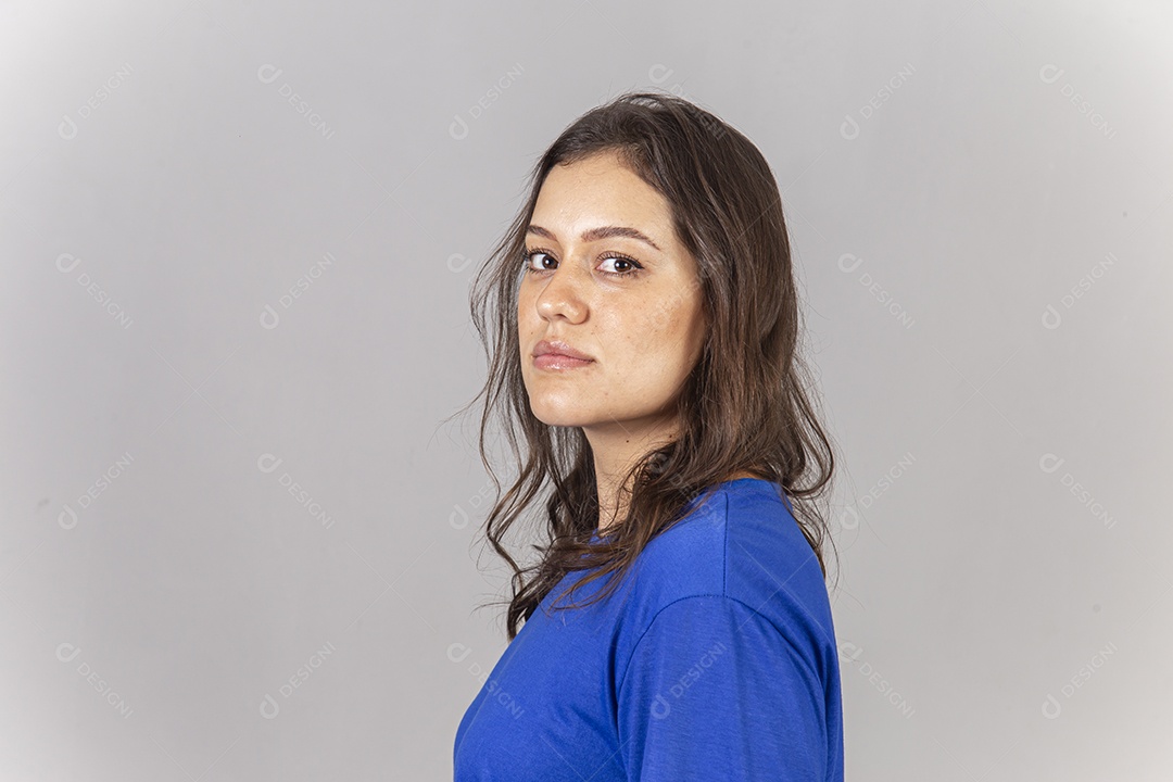 Jovem mulher vestida com moletom azul.