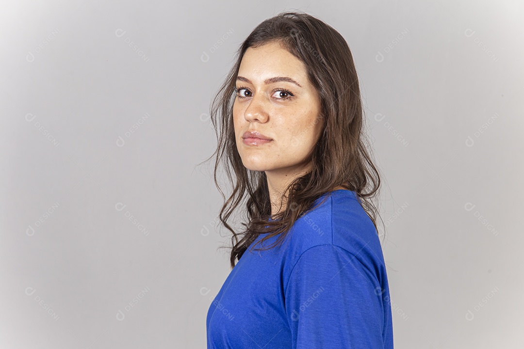 Jovem mulher vestida com moletom azul.