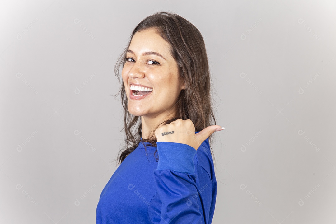 Sorridente jovem mulher vestida com moletom azul.