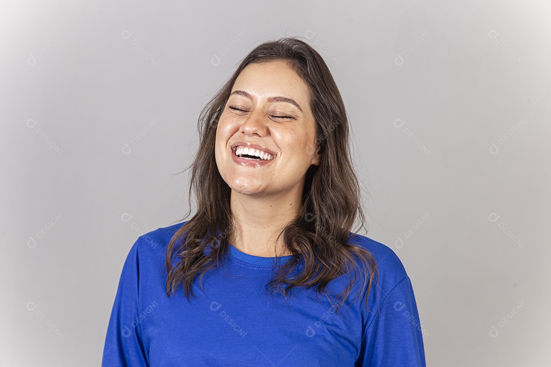 Sorridente jovem mulher vestida com moletom azul.