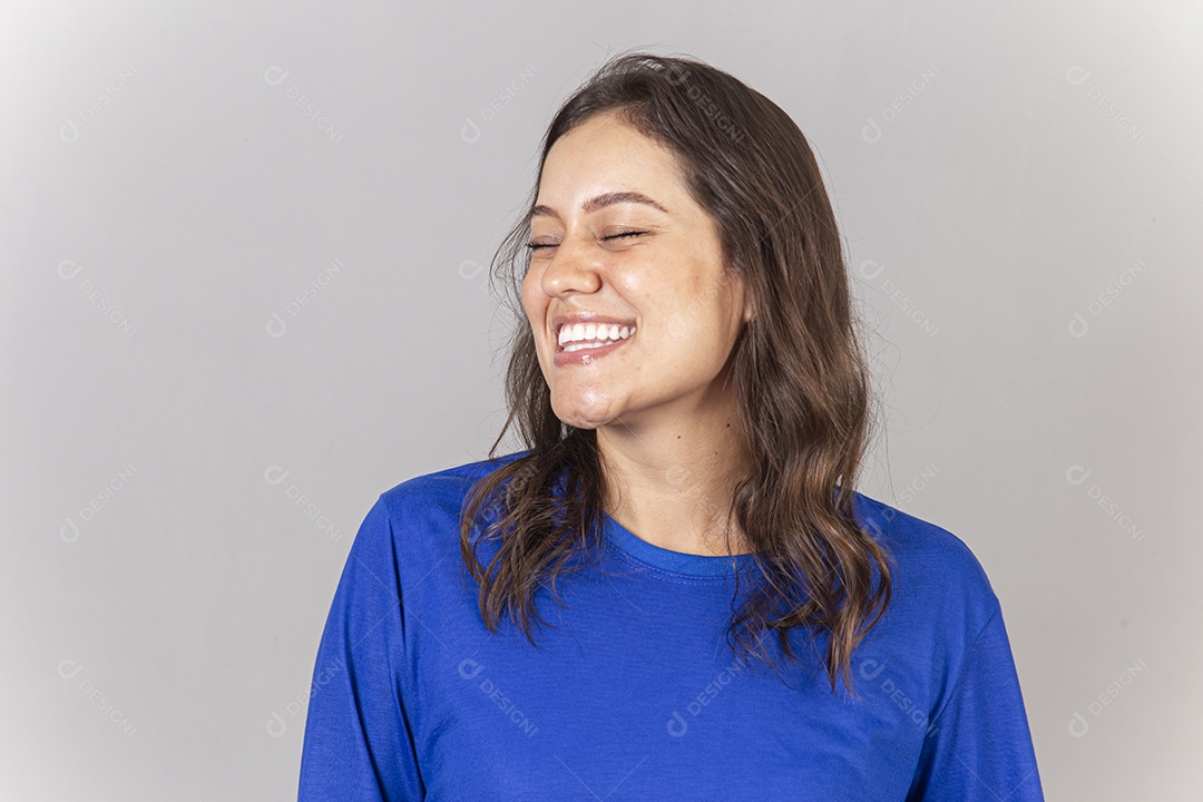 Jovem mulher sorridente vestida com moletom azul.
