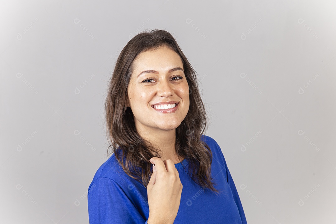 Linda jovem mulher vestida com moletom azul.