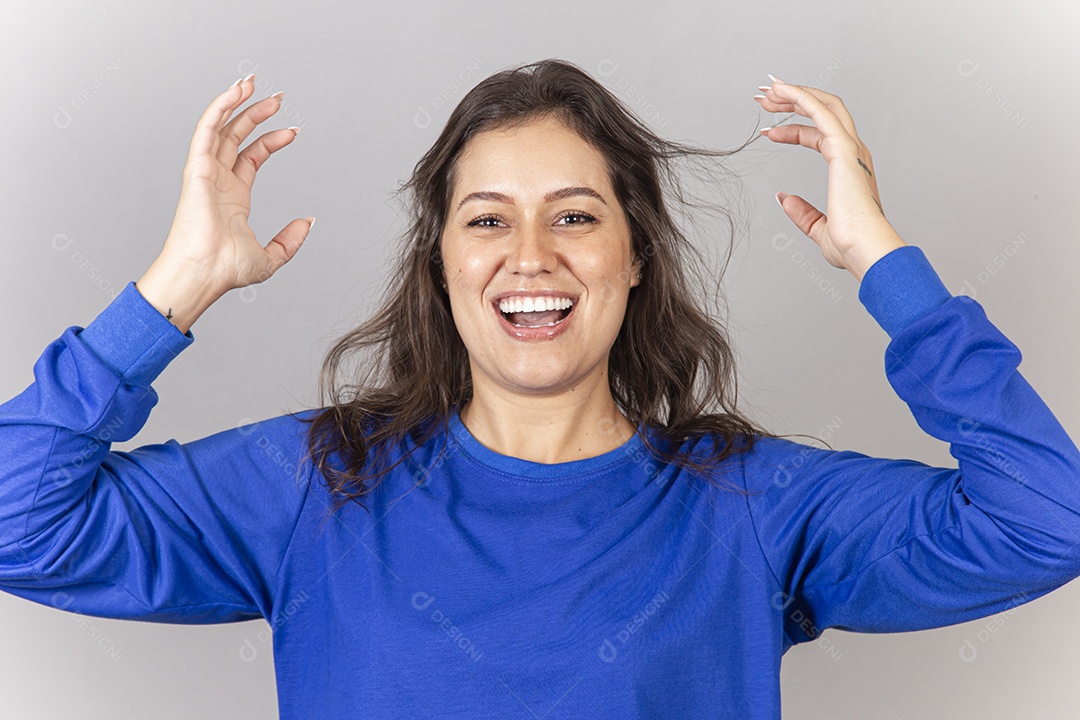 Linda jovem mulher vestida com moletom azul.