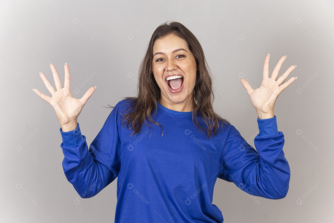 Linda jovem mulher vestida com moletom azul.