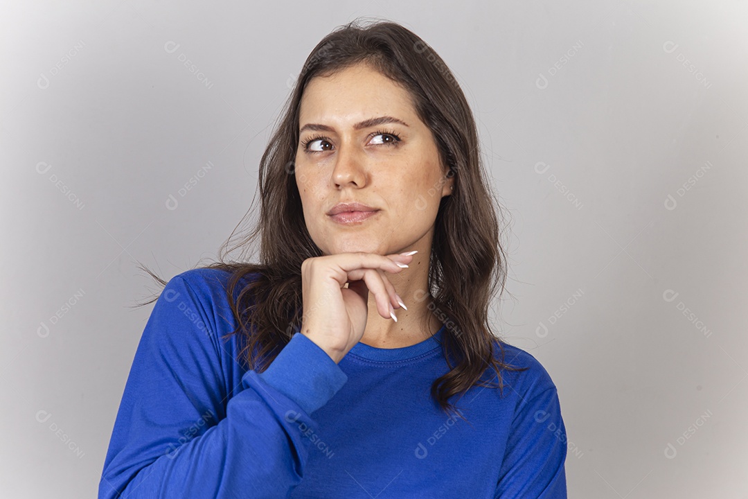 Linda jovem mulher vestida com moletom azul.
