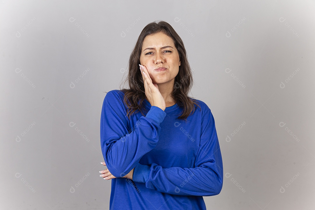 Linda jovem mulher vestida com moletom azul coma mão na bochecha