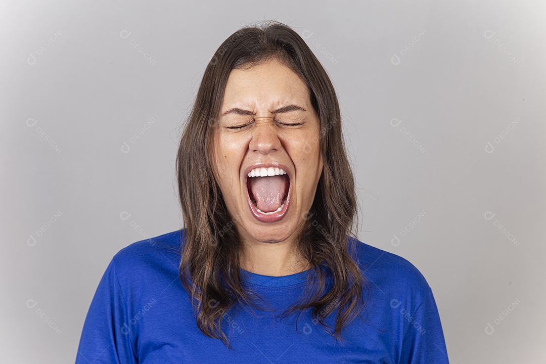 Jovem mulher vestida com moletom azul com a boca aberta