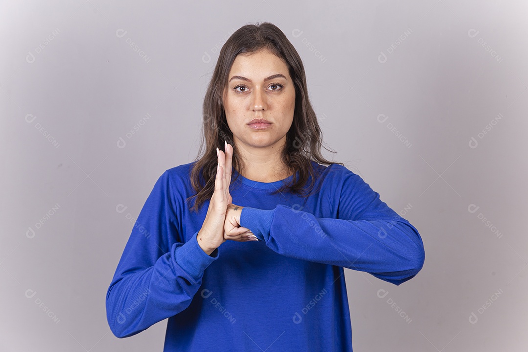 Linda jovem mulher vestida com moletom azul.