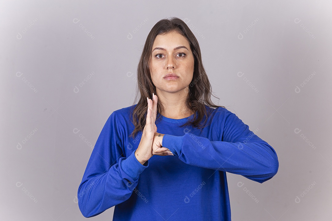 Linda jovem mulher vestida com moletom azul.