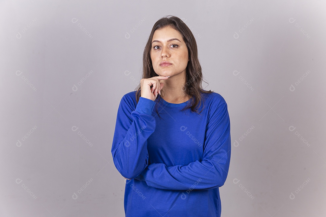 Linda jovem mulher vestida com moletom azul.