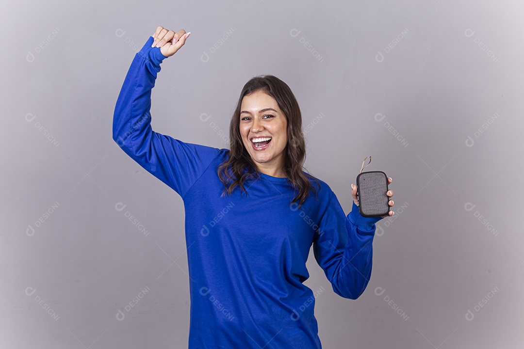 Linda jovem mulher vestida com moletom azul.