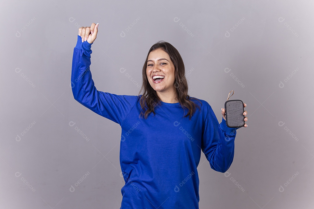 Linda jovem mulher vestida com moletom azul.