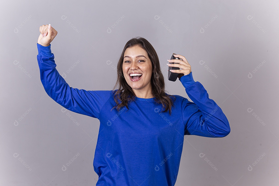 Linda jovem mulher vestida com moletom azul.