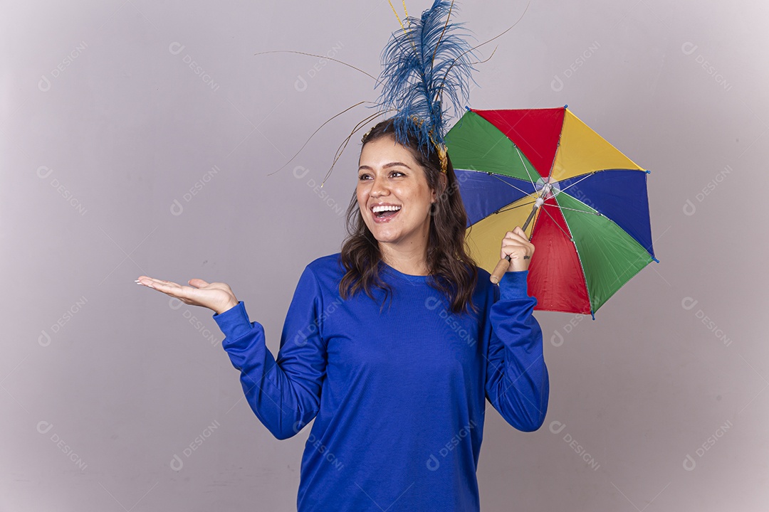 Linda mulher com fantasia frevo de carnaval