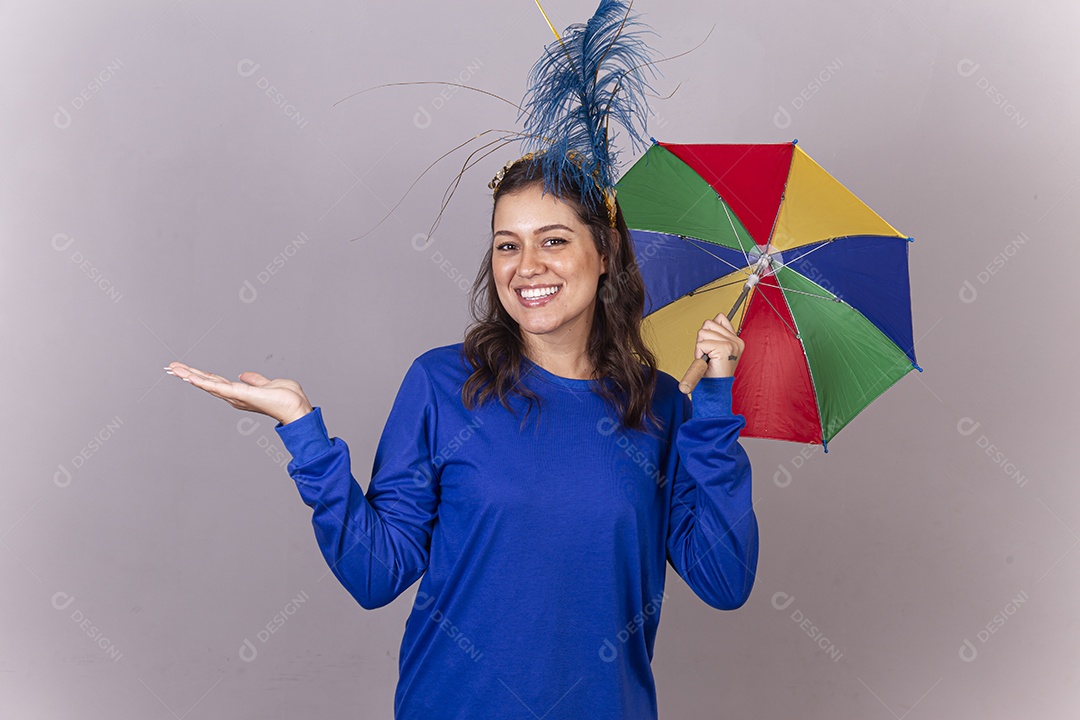 Linda mulher com fantasia frevo de carnaval