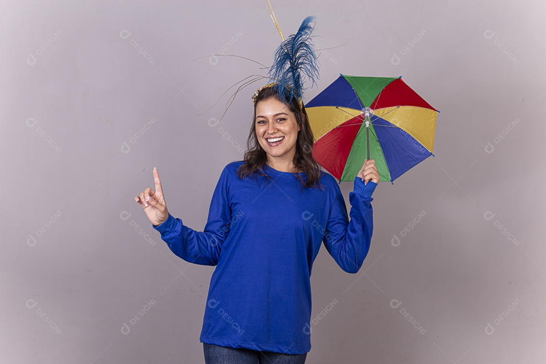 Linda mulher com fantasia frevo de carnaval