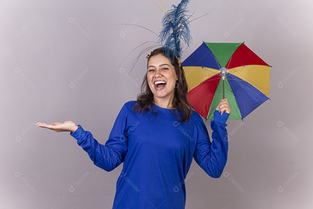 Linda mulher com fantasia frevo de carnaval