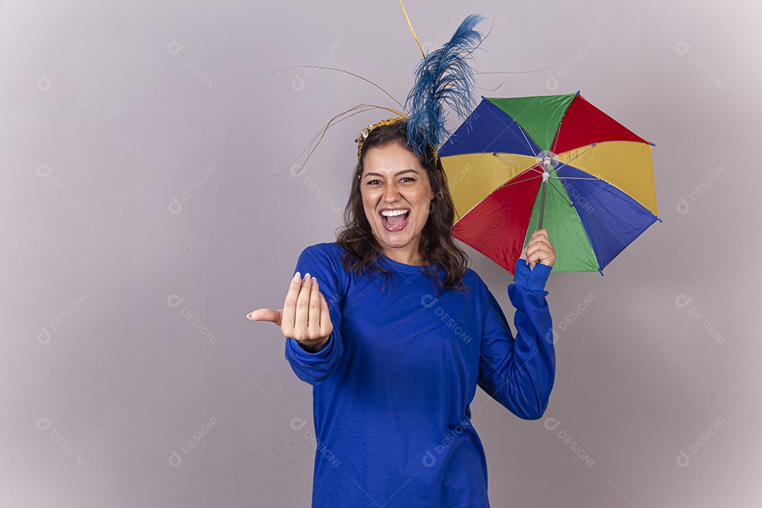 Linda mulher com fantasia frevo de carnaval