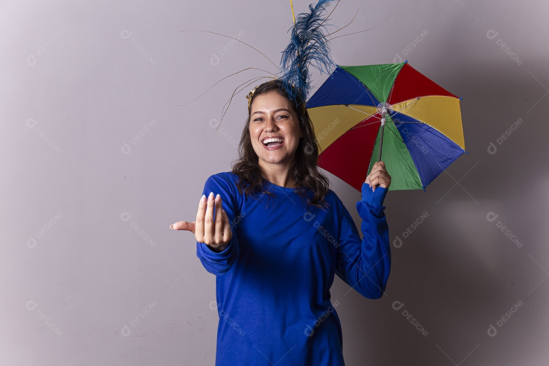 Linda mulher com fantasia frevo de carnaval