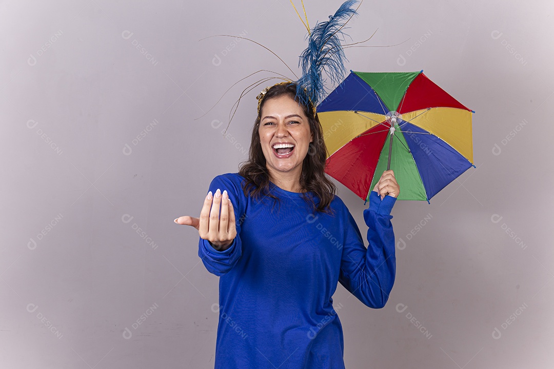 Linda mulher com fantasia frevo de carnaval
