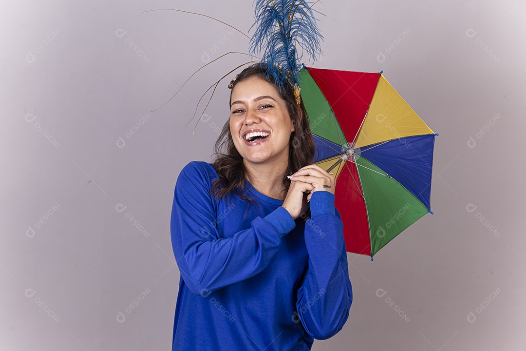 Linda mulher com fantasia frevo de carnaval