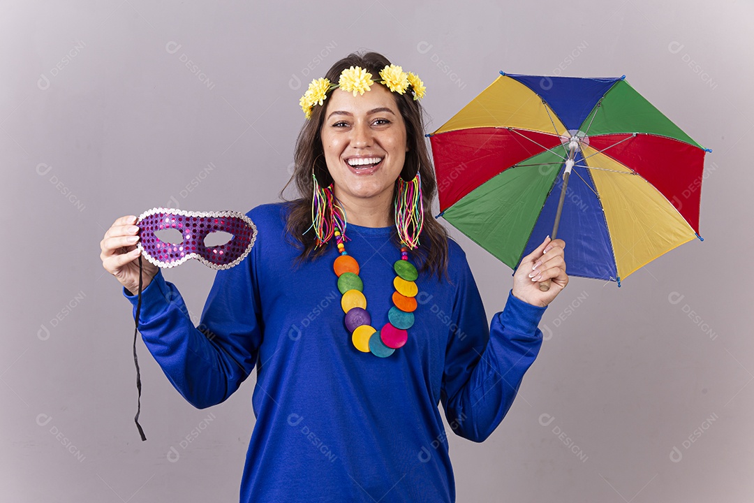 Linda mulher com fantasia frevo de carnaval