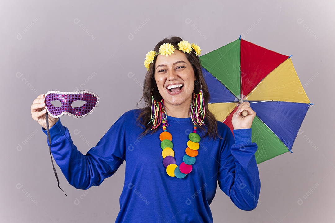 Linda mulher com fantasia frevo de carnaval