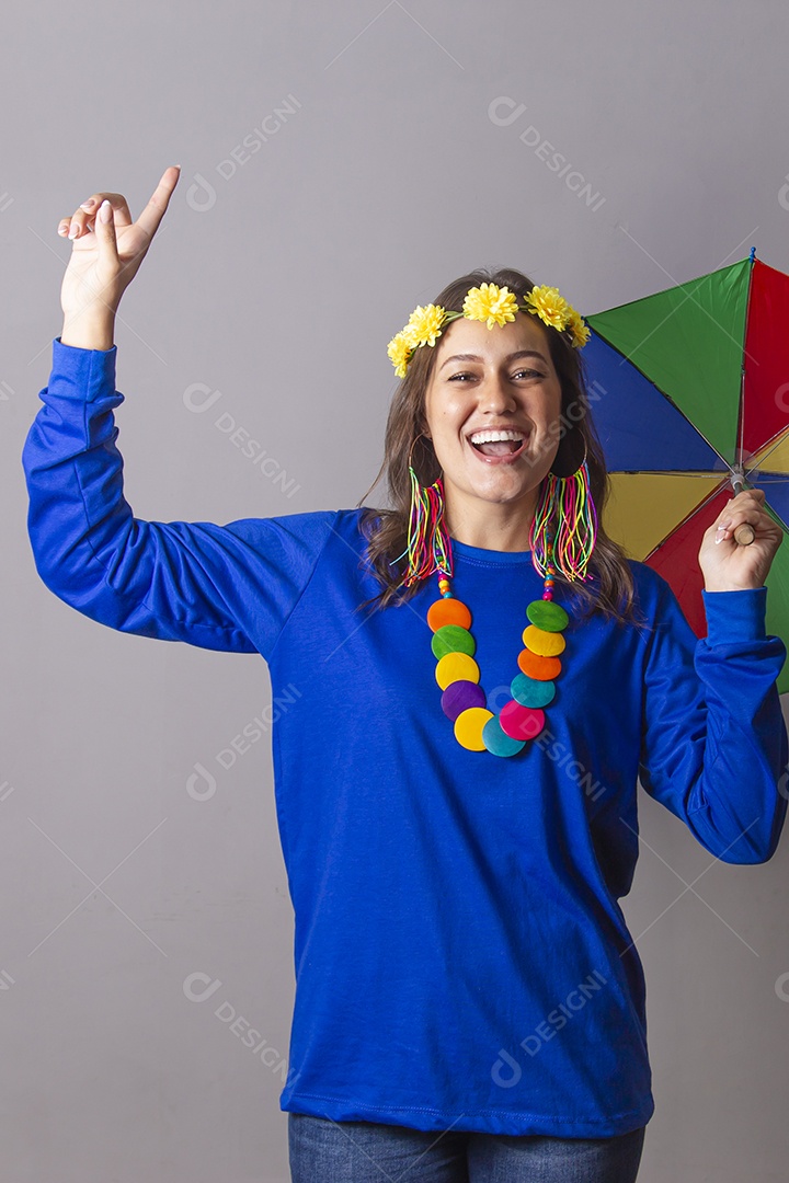 Linda mulher com fantasia frevo de carnaval