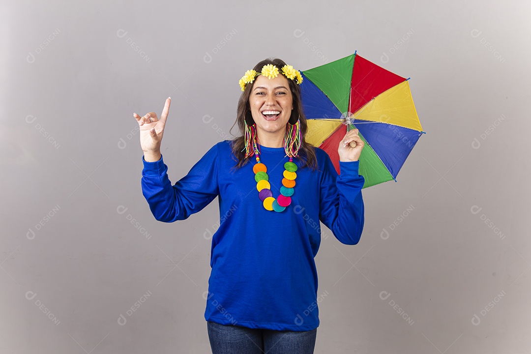 Linda mulher com fantasia frevo de carnaval