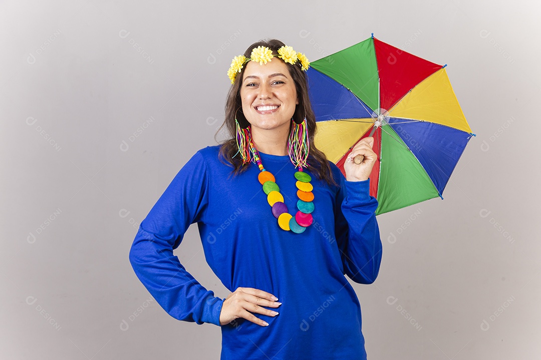 Linda mulher com fantasia frevo de carnaval