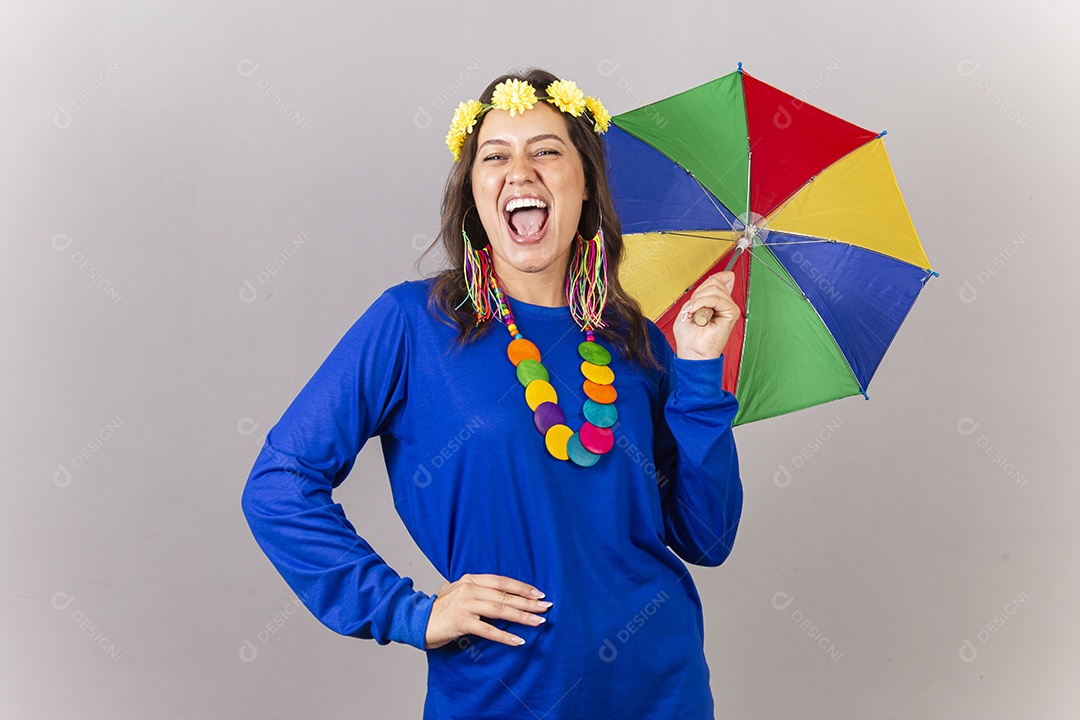 Linda mulher com fantasia frevo de carnaval
