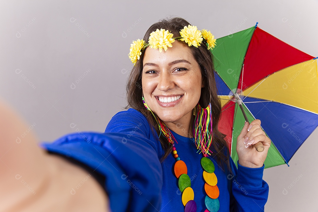 Linda mulher com fantasia frevo de carnaval