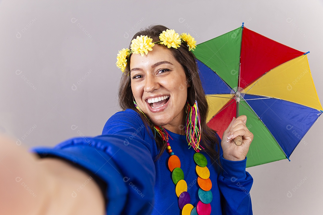 Linda mulher com fantasia frevo de carnaval