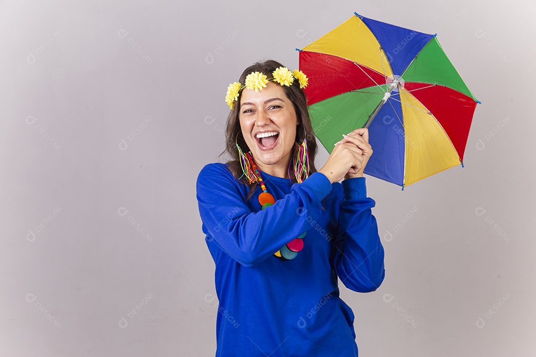 Linda mulher com fantasia frevo de carnaval