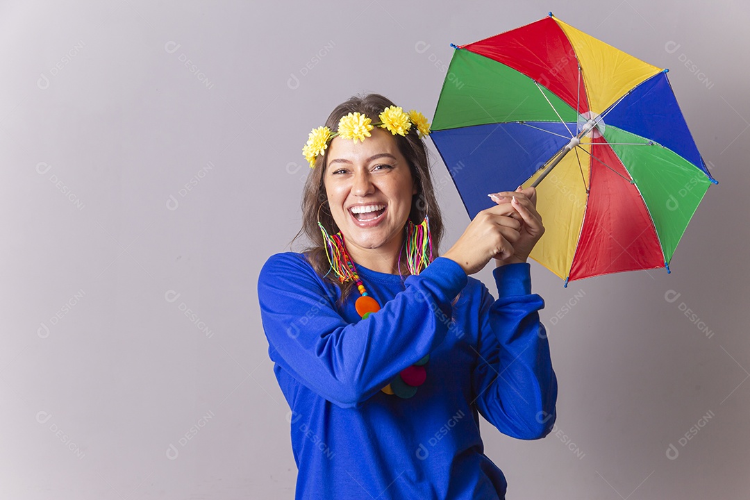 Linda mulher com fantasia frevo de carnaval