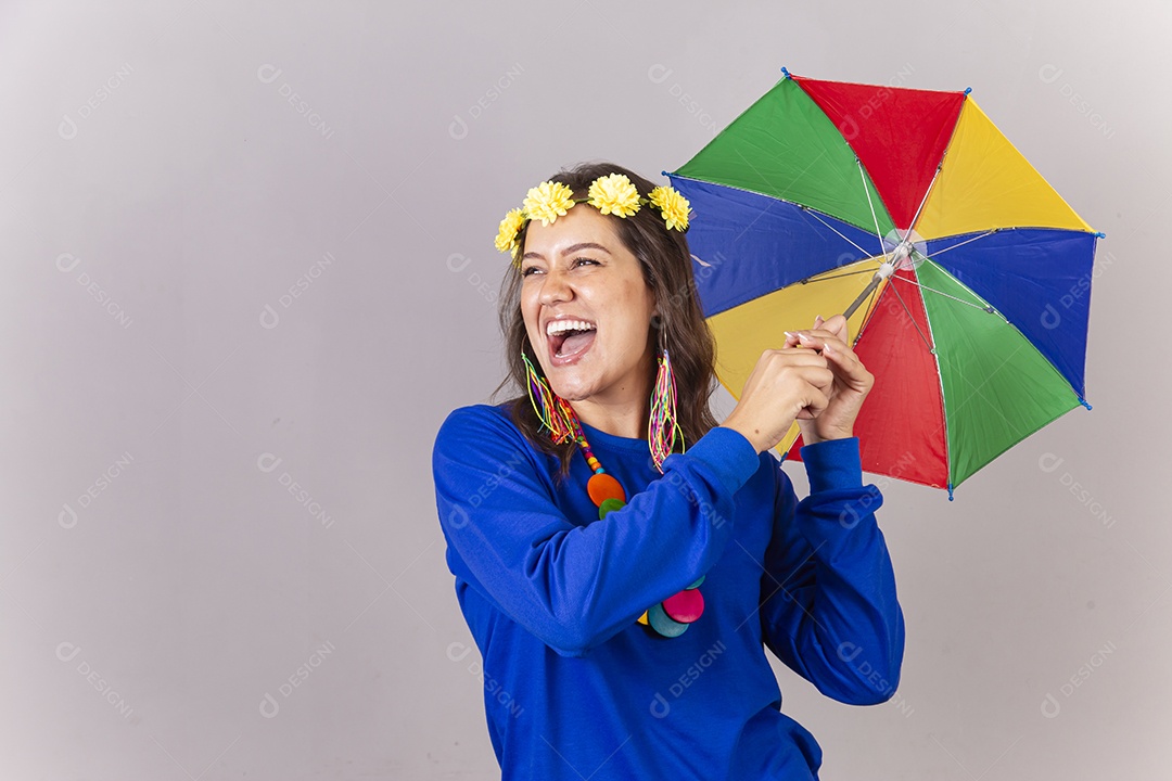 Linda mulher com fantasia frevo de carnaval