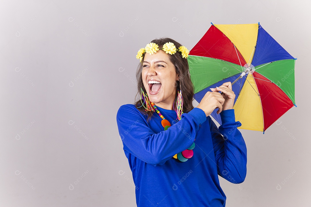 Linda mulher com fantasia frevo de carnaval