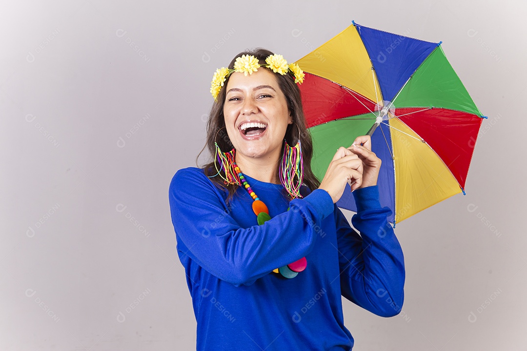Linda mulher com fantasia frevo de carnaval