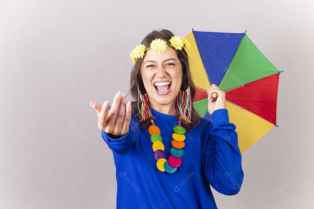 Linda mulher com fantasia frevo de carnaval