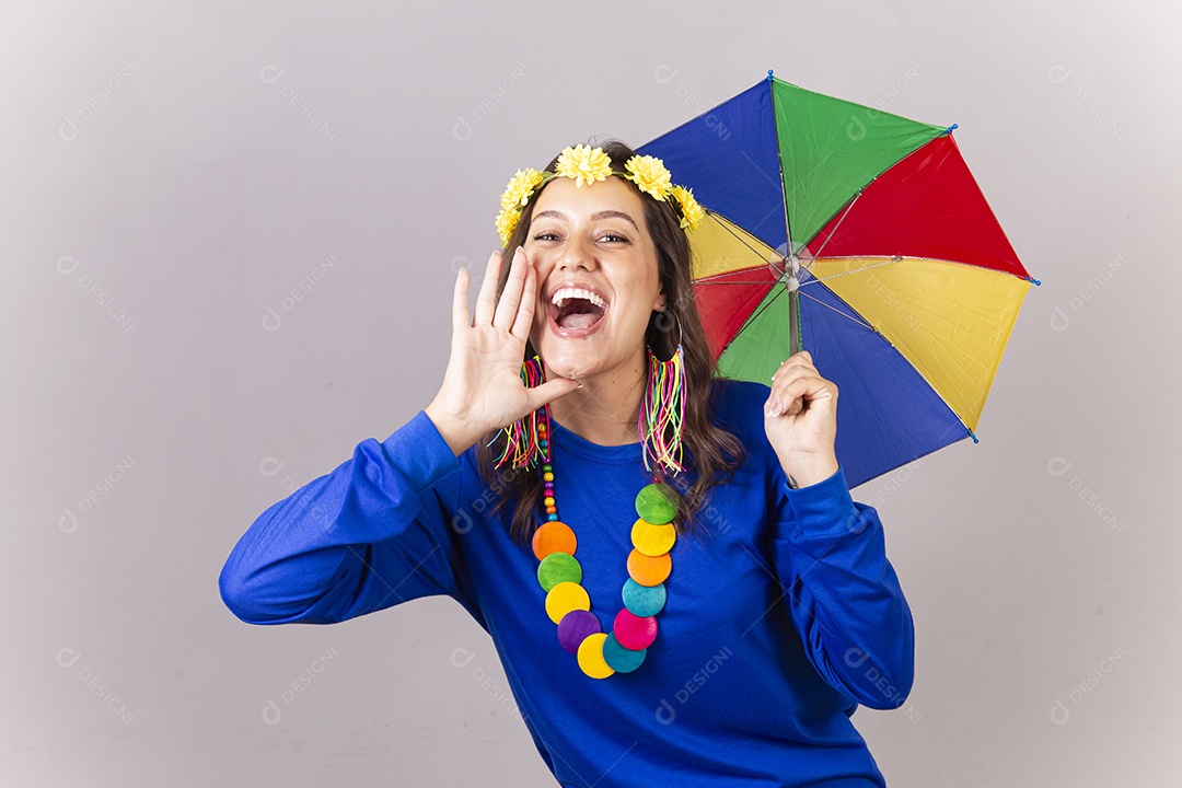 Linda mulher com fantasia frevo de carnaval
