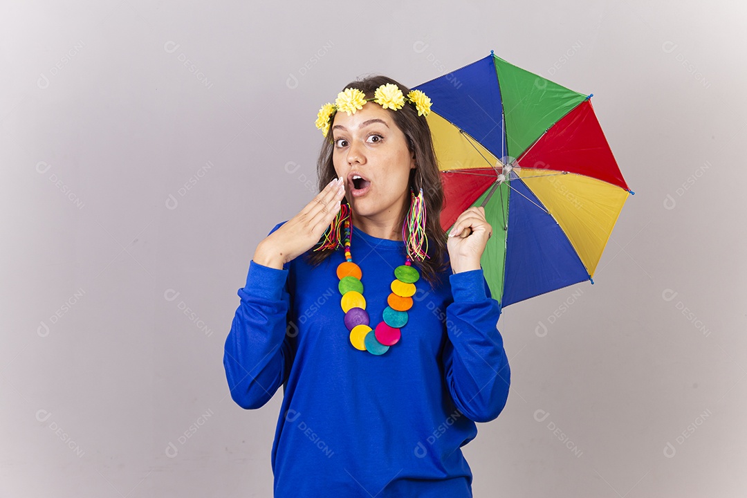 Linda mulher com fantasia frevo de carnaval