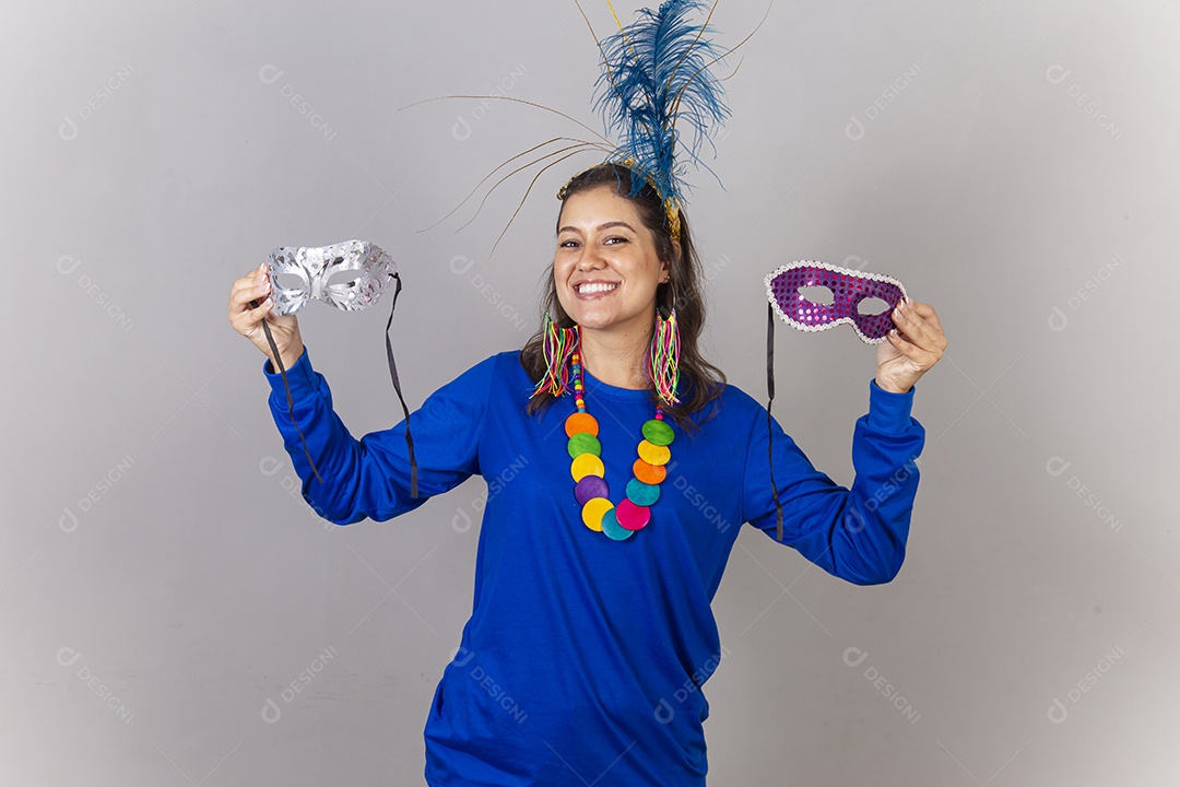 Linda mulher vestida de moletom azul segurando mascara de carnaval