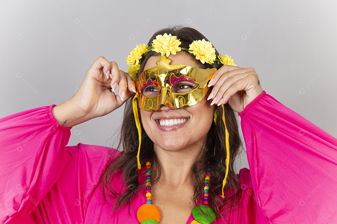 Linda mulher com fantasia de carnaval