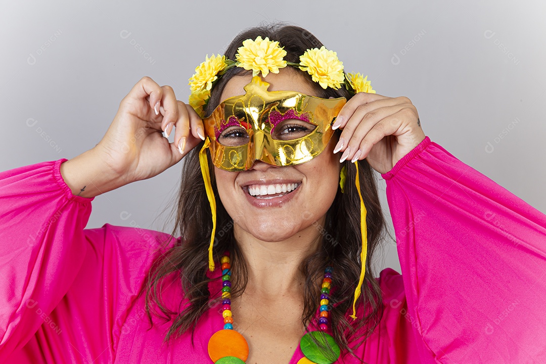 Linda mulher com fantasia de carnaval
