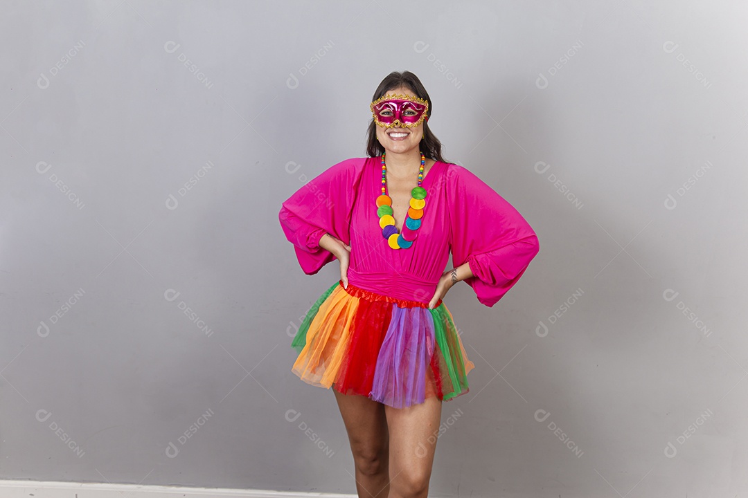 Linda mulher com fantasia de carnaval
